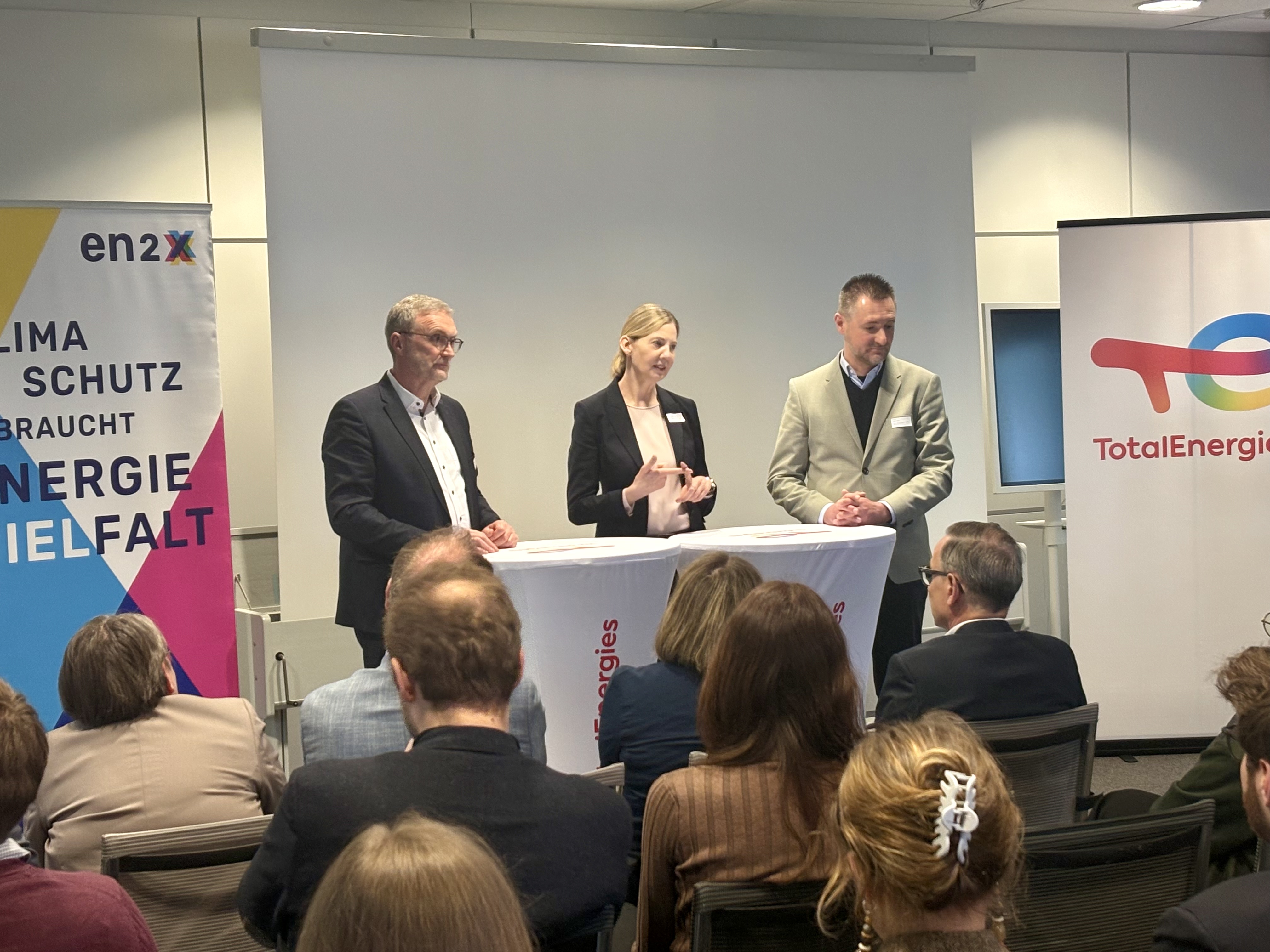 Thomas Behrends  Nora Schmidt-Kesseler und Simon Jastrzab bei einer Podiumsdiskussion