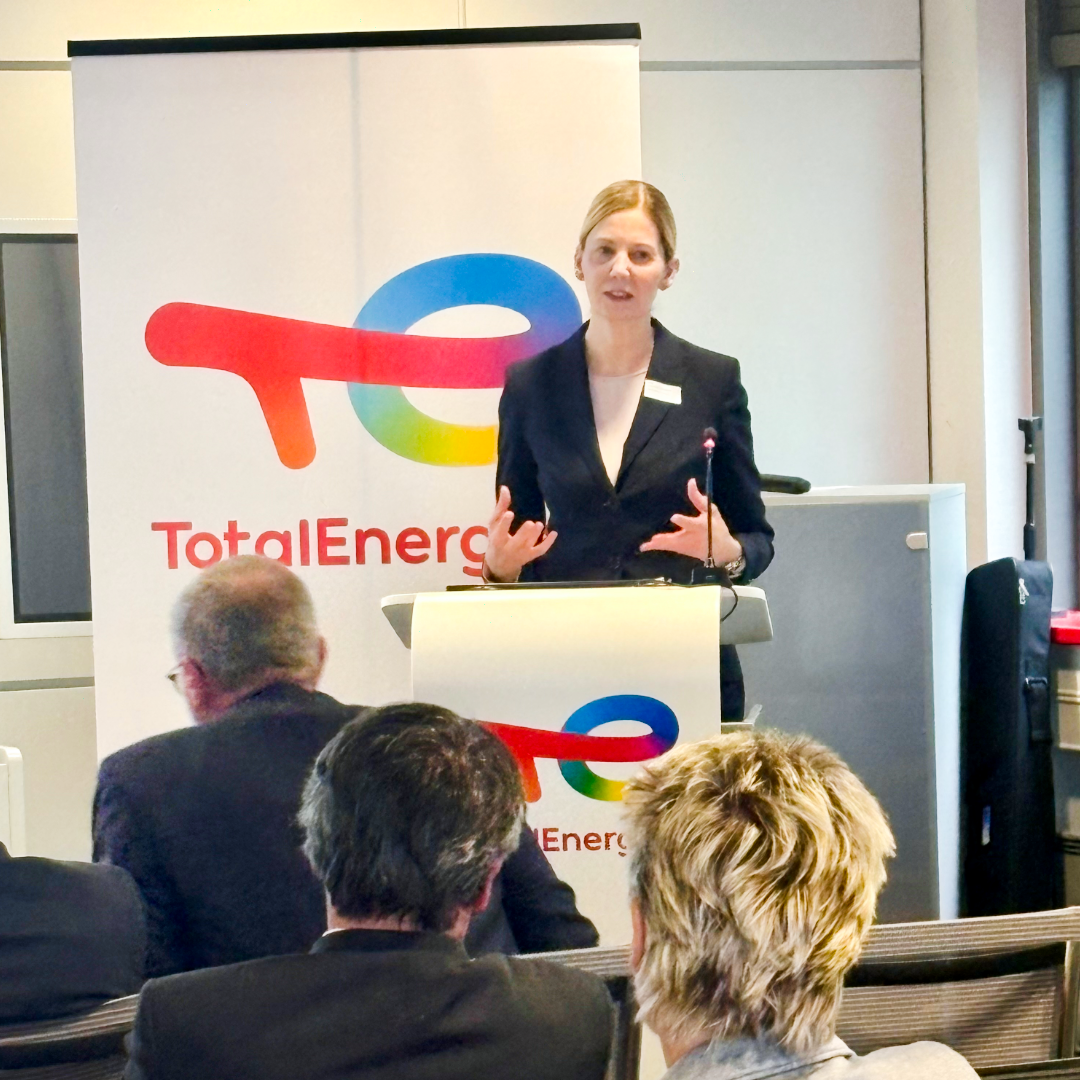 Nora Schmidt-Kesseler spricht auf dem Podium auf einer Fachtagung der Raffineriewirtschaft.